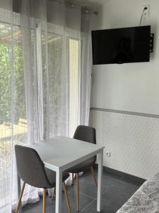 TV/trung tâm giải trí tại Chez Frédérique et Jean-Claude