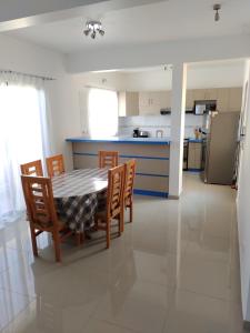 eine Küche und ein Esszimmer mit einem Tisch und Stühlen in der Unterkunft DepartoCasa1 Premium in Arica