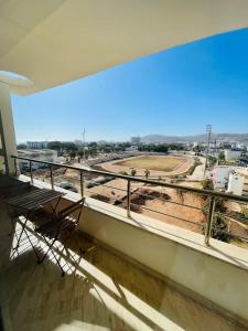 balcón con vistas a un campo en Very nice apartment near the city center & beach, en Agadir
