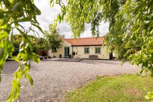 an exterior view of a house with a gravel driveway at East Farm Cottage in Durham