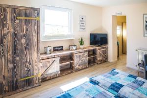 a room with a wooden door and a television at Ferienwohnung Ostsee in Stubbenfelde