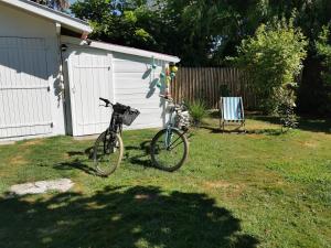 a bike parked in a yard next to a house at La Petite Etoile in Andernos-les-Bains