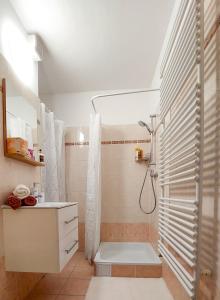 un baño con ducha y lavabo en Studio Florens, en Sopron 28 fotos más