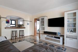 salon z kanapą i telewizorem z płaskim ekranem w obiekcie Villa Montaña Roja w mieście Playa Blanca