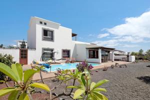 willa z basenem przed domem w obiekcie Villa Montaña Roja w mieście Playa Blanca