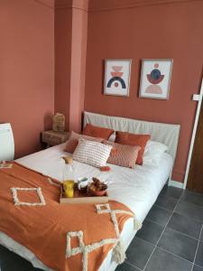 Un dormitorio con una cama con una bandeja de comida. en Appart' Terracotta - Champs Élysées 20 mn - JO 2024, en Maisons-Laffitte