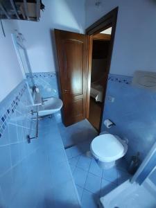 biała łazienka z toaletą i umywalką w obiekcie Rustico San Leonardo w mieście Cinisi