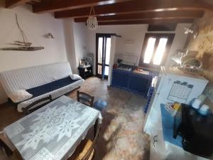 ein Wohnzimmer mit einem Sofa und einem Tisch in der Unterkunft Rustico San Leonardo in Cinisi
