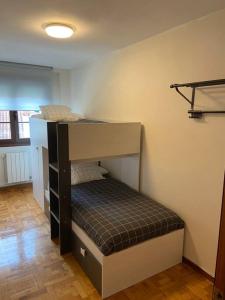 ein Zimmer mit einem Etagenbett in einem Zimmer in der Unterkunft Piso 3 habitaciones, centro de Colombres hasta 8 personas in Colombres