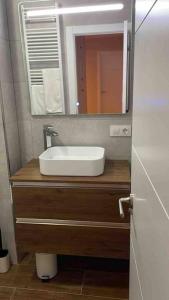 ein Badezimmer mit Waschbecken und Spiegel in der Unterkunft Piso 3 habitaciones, centro de Colombres hasta 8 personas in Colombres