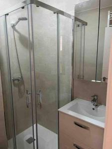 ein Badezimmer mit Dusche und Waschbecken in der Unterkunft Piso 3 habitaciones, centro de Colombres hasta 8 personas in Colombres