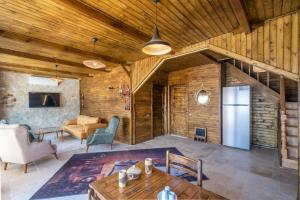 Una sala de estar con una mesa y un refrigerador. en VILLA BLUE WIEV, en Fethiye