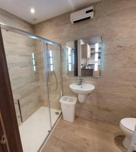 La salle de bains est pourvue d'une douche, d'un lavabo et de toilettes. dans l'établissement ST PAUL'S BAY NEW MODERN PENTHOUSE 2 MINUTES FROM BEACH Seascape Stays, à San Pawl il-Baħar
