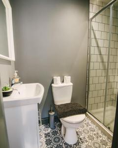 プリマスにあるQUIET LOCATION - 3 Bedroom Family House with 3 Shower room - 2 Parking Spacesのバスルーム(トイレ、洗面台、シャワー付)