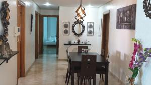 une salle à manger avec une table et des chaises noires dans l'établissement home zen, à Rabat