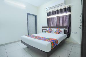 Postel nebo postele na pokoji v ubytování FabExpress Town Space Apartment - Nr Saravana Stores, Porur