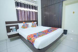 sypialnia z dużym łóżkiem w pokoju w obiekcie FabExpress Town Space Apartment w mieście Ćennaj