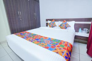 kilka łóżek w pokoju w obiekcie FabExpress Town Space Apartment w mieście Ćennaj