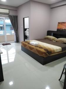um quarto com uma cama grande num quarto em Hug me guesthouse em Pattaya Central