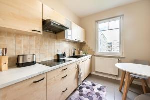Kuchyňa alebo kuchynka v ubytovaní Ursus Pleasant Apartment