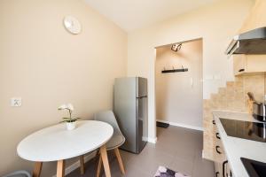 Kuchyňa alebo kuchynka v ubytovaní Ursus Pleasant Apartment