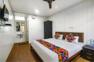 een slaapkamer met een groot bed en een wastafel bij FabExpress Vincy Palace, Mandrem Beach in Arambol