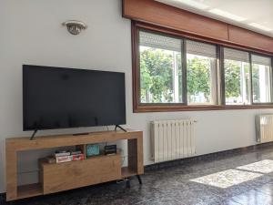 尼格蘭的住宿－Bolboreta Nigrán，客厅设有壁挂式平面电视。