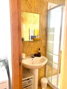 a bathroom with a sink and a mirror at Casa Benks - Mar Menor Golf in Torre-Pacheco
