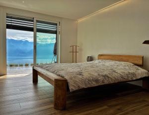 una camera con letto e vista sull'oceano di Appartement 180 degrés de rêve à Jongny a Jongny