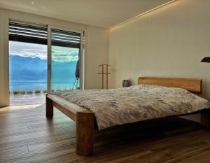 Ένα ή περισσότερα κρεβάτια σε δωμάτιο στο Appartement moderne avec vue panoramique à Jongny proche de Montreux
