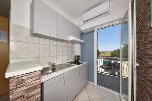 Kuchyňa alebo kuchynka v ubytovaní Apartments Zrakic + 37 fotografií