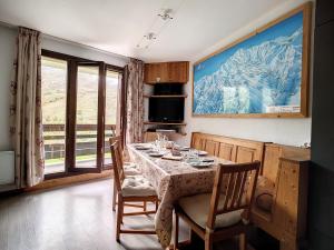 a dining room with a table and a view of a mountain at Appartement Les Menuires, 2 pièces, 6 personnes - FR-1-344-818 in Les Menuires