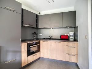 Zdjęcie z galerii obiektu Appartement 2P · 6 couchages · Balcon Ouest · Ski au pied · TV/DVD · Près télécabine - FR-1-344-818 w Les Menuires