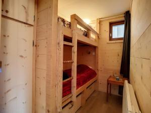 1 Schlafzimmer mit 2 Etagenbetten in einem Blockhaus in der Unterkunft Appartement Les Menuires, 3 pièces, 6 personnes - FR-1-344-767 in Les Menuires