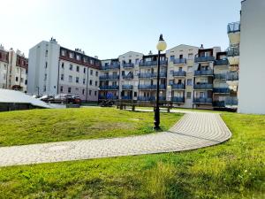 uma luz de rua em frente a um edifício em Między miastem a naturą Niebieski Zakątek em Olsztyn