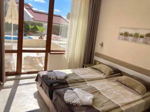 Ліжко або ліжка в номері Apartments in Villas Apolon +114 фото