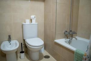 een badkamer met een toilet en een bad bij Apartamento La Folía in Icod de los Vinos