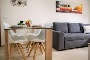 een woonkamer met een tafel en een bank bij Apartamento La Folía in Icod de los Vinos