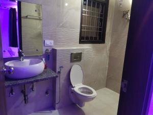 ein Bad mit einem WC und einem Waschbecken in der Unterkunft Own Stay in Neu-Delhi