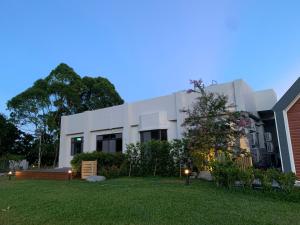 A garden outside 甘澄民宿 700坪綠意庭院與手作早餐