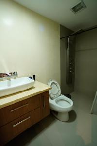 a bathroom with a sink and a toilet and a shower at Depar de lujo duplex familiar con Jaccuzi in Cuenca