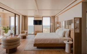 1 dormitorio con 1 cama grande y balcón en Aethos Ericeira, en Ericeira