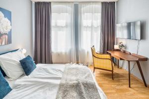 una camera con letto, scrivania e tavolo di cozy Apartment SOLARIS in Meißen Altstadt Netflix a Meißen