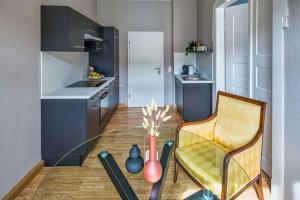 eine Küche mit einem gelben Stuhl und einem Tisch in der Unterkunft cozy Apartment SOLARIS in Meißen Altstadt Netflix in Meißen