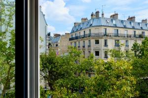 - une vue sur un bâtiment depuis une fenêtre dans l'établissement Hôtel Edgar & Achille, à Paris