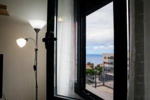 una ventana con vistas al océano en Apartamento Poleo en Icod de los Vinos