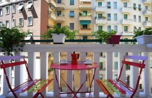 羅馬的住宿－卡薩沃維度假屋，阳台上配有一张红色的桌子和两把椅子