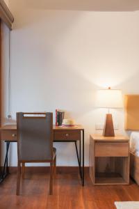 Cette chambre comprend un bureau avec une chaise et une lampe. dans l'établissement Studio 474, à Colombo