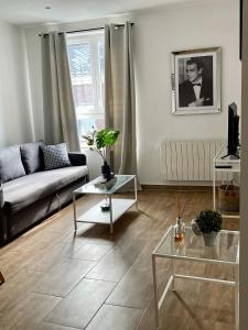 sala de estar con sofá y mesa en Rogier 6, en Mons