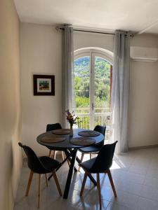 d'une salle à manger avec une table, des chaises et une fenêtre. dans l'établissement Sun Suite Sorrento center, à Sorrente